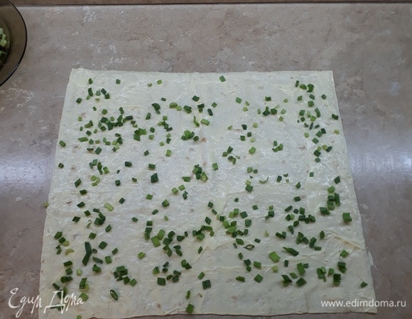Разбросать по лавашу лук. Начинки много класть не надо. С маленьким количеством начинки они получаются, как мне кажется, намного вкуснее, и резаные кусочки не разваливаются.