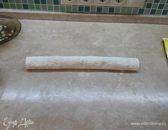 После того как начинка выложена, лаваш надо максимально туго свернуть, чтобы рулетики не рассыпались. Признаюсь, у меня это далеко не всегда получается, но мы уже привыкли, съедаем и так.