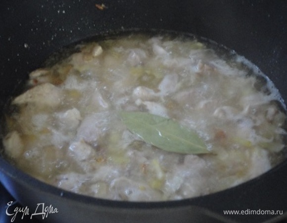 Лук нарезать мелкими кубиками и обжарить до золотистого цвета. Мясо нарезать так же и выложить к луку. Обжаривать 5 минут, пока мясо не побелеет. Добавить немного воды, лавровый лист и тушить под крышкой минут 40, затем снять крышку и готовить, пока не выпарится вся вода.