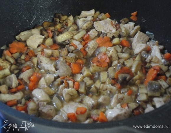 Морковь нарезать кубиками или кружочками, грибы — ломтиками. Выложить овощи к мясу и жарить 5 минут.