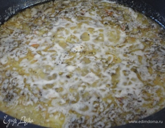 Залить бульоном, засыпать зеленый горошек, довести до кипения и варить 20 минут. Размешать горчицу с соком лимона, перцем, майораном и небольшим количеством воды. Вылить смесь в суп. Сметану и сливки размешать с мукой до однородной массы без комочков. Развести горячим бульоном, чтобы заправка при введении в суп не свернулась. Прокипятить суп 2–3 минуты, засыпать эстрагон, перемешать и убрать суп с огня. Дать настояться в течение 15 минут.