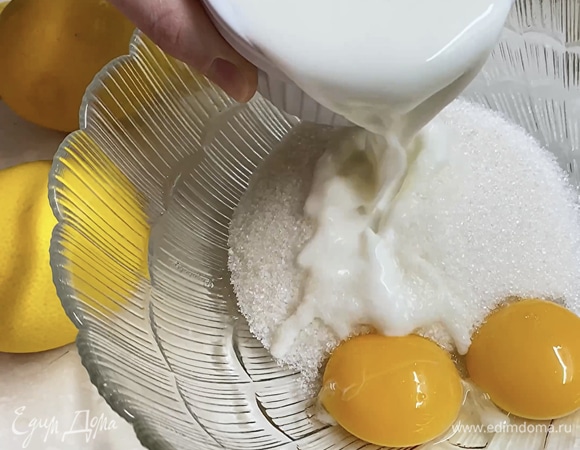 Желтки, сахар, молоко и соль поместить в миску и взбить до однородности.