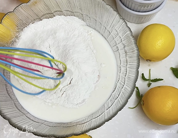 Натереть цедру 1 лимона и выжать из него сок. Добавить к тесту. Всыпать муку. Хорошо перемешать.