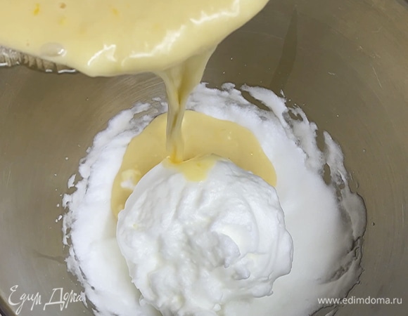 Взбить белки до устойчивых пиков. Добавить 1/3 лимонной смеси во взбитые белки и аккуратно перемешать лопаткой. Добавить оставшуюся лимонную смесь. Так же аккуратно перемешать.