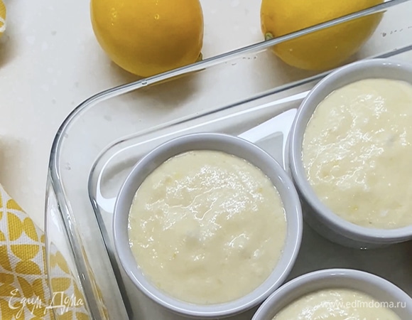 Переложить тесто в формочки для выпекания. Поместить их в большую форму, заполненную горячей водой. Выпекать около 40 мин при 160°C, пока пудинг не станет пышным, упругим и слегка золотистым.