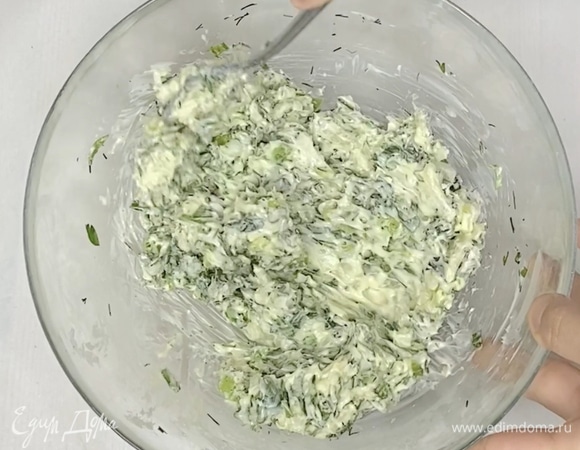 Размягченное сливочное масло смешать с мелко нарезанными репчатым луком и зеленью. Посолить, поперчить и перемешать.