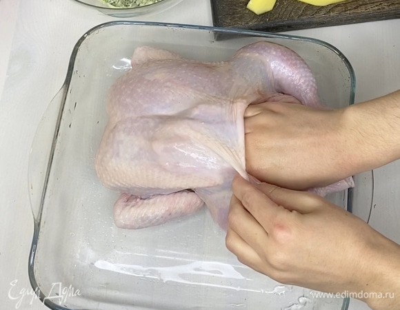 Курицу вымыть и обсушить, срезать шею. Убрать крылья за спинку. Спереди (грудка), сзади (спинка) и на бедрах аккуратно приподнять кожу.
