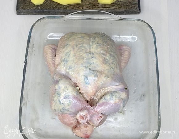 Связать ножки поварской нитью или обычной нитью белого цвета (чтобы ножки не окрасились). ⠀