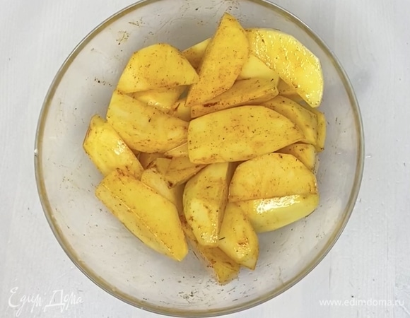 Для гарнира. Вымыть и нарезать крупный картофель, обсушить и убрать в миску. Туда же отправить соль, перец, масло и паприку. Перемешать. ⠀