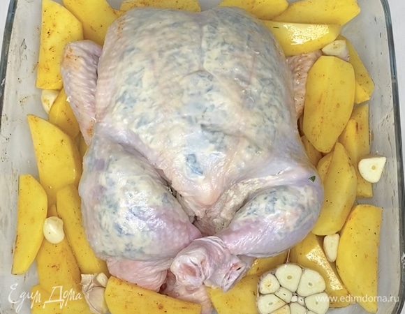 Выложить курицу в форму для запекания. Вокруг тушки — картофель, чеснок, разрезанный поперек. Положить на картофель рядом с курицей 2–3 веточки тимьяна или веточку розмарина. ⠀