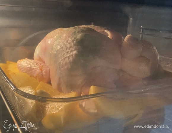 Готовить в разогретой духовке на режиме «верх-низ» при 180°C около 60–80 минут.