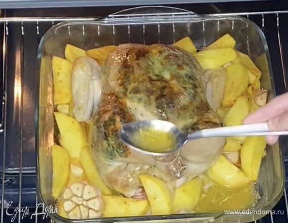 Каждые 20 минут поливать курицу соком, выделившимся в форму для запекания. Картофель можно достать из формы по готовности.