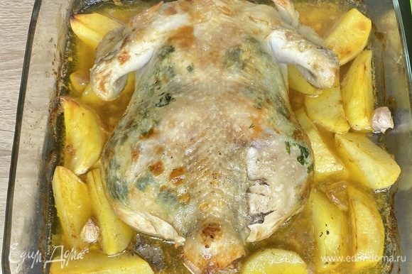 За 10–15 минут до готовности перевернуть курицу грудкой вниз, чтобы подрумянилась спинка. Как только это произойдет, можно доставать курицу из духовки.