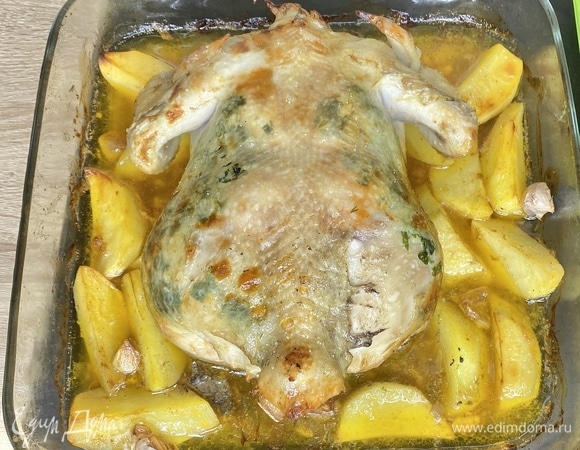 За 10–15 минут до готовности перевернуть курицу грудкой вниз, чтобы подрумянилась спинка. Как только это произойдет, можно доставать курицу из духовки.