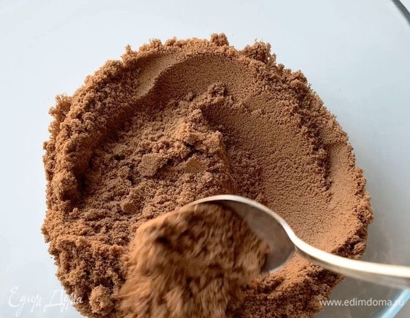 Измельчите печенье в блендере в очень мелкую крошку.