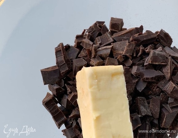 Шоколад порубите, добавьте сливочное масло и растопите в микроволновке на мощности 600 Вт импульсами за 4–5 подходов по 30 секунд, каждый раз доставайте и перемешивайте.