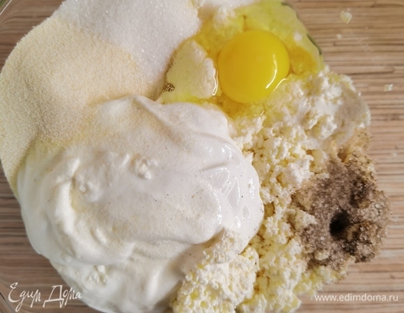 Все ингредиенты смешать в миске. Перемешать ложкой.