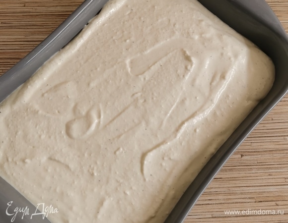 Вылить творожную массу в форму и запекать при 200°C 40 минут. Керамическую форму ничем не смазывала.