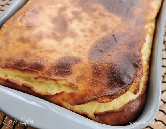 Дать немного остыть, и можно подавать. Варим вишневый соус: в сотейник всыпать вишню. Добавить воду и сахар. Довести до кипения нашу массу. Затем, постоянно помешивая, всыпать струйкой крахмал с небольшим количеством сахара. Как только начнет загустевать, снять с плиты и остудить.