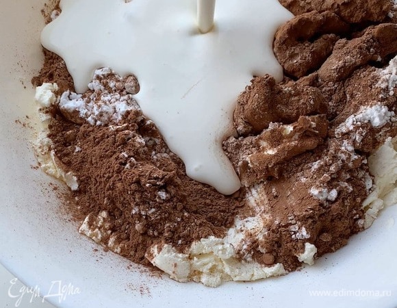 Влейте 200 мл холодных сливок, предварительно взболтайте.