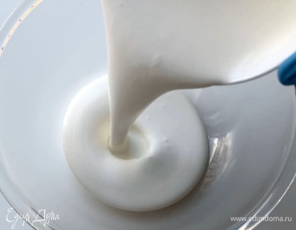 В отдельную сухую посуду влейте 200 мл холодных сливок (предварительно взболтайте). Начните взбивать на минимальной скорости миксера, постепенно увеличивая до максимальной. Через 1 минуту добавьте 1 ст. л. сахарной пудры и продолжайте взбивать на максимальной скорости.