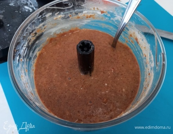 Все взбить в блендере до однородности. По консистенции должно получиться немного густое тесто, которое можно выкладывать на сковороду ложкой. Если оно получилось слишком густым — добавьте молока, если слишком жидким — муки. Еще раз пробейте.