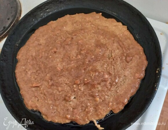 В сковороду для блинов налейте небольшое количество масла и разогрейте сковороду на максимальном огне. Выложите печеночное тесто ложкой на горячую поверхность сковороды толщиной 0,5–1 см. Обжариваем с одной стороны 1,5–2 минуты на максимальном огне. По краям будет видно, что с обратной стороны корж поджарился.