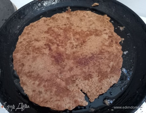 Поддеваем широкой длинной лопаткой корж по всей площади, чтобы он не пригорел ни с одной стороны, и резко переворачиваем на другую сторону, жарим 1,5–2 минуты. У меня чугунная старая блинница с чапельником, поэтому после каждого коржа поверхность необходимо смазывать маслом. Количество масла указано, исходя из этого. Если у вас более современная сковорода, масла потребуется меньше. Также вы можете переворачивать коржи не лопаткой, а при помощи тарелки. Так коржи будут меньше рваться.