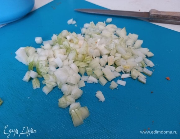 Пока остывают коржи, займемся начинкой. Нарезаем лук. 