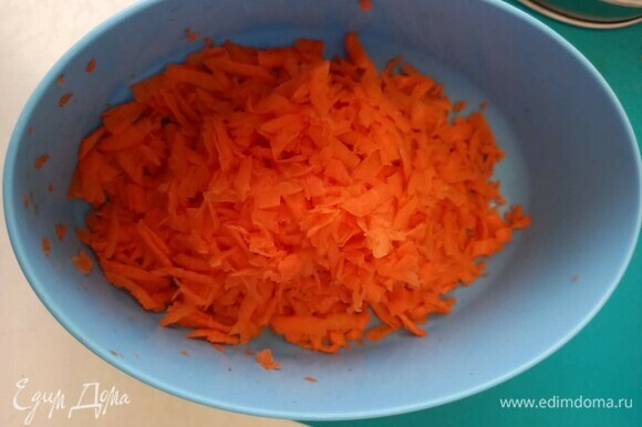 Морковь натираем на терке.