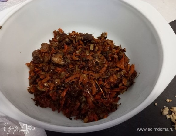 Выключаем плиту и перекладываем начинку со сковороды в отдельную тарелку, в которой будем замешивать нашу прослойку для коржей. Даем немного остыть, чтобы можно было брать руками.