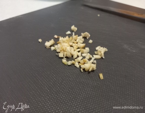 Мелко нарезаем оставшийся зубчик чеснока или пропускаем через пресс.