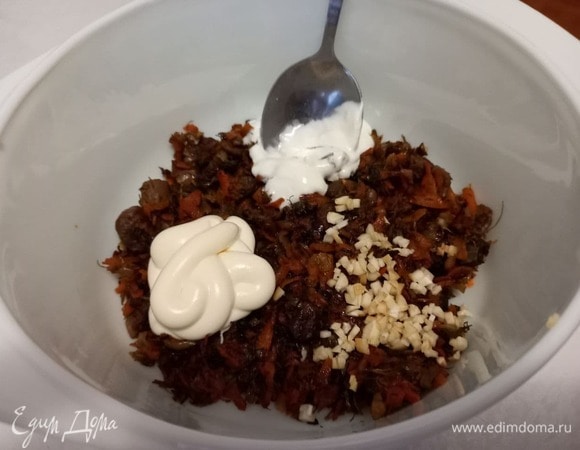 Добавляем в начинку сметану, майонез и чеснок. Количество можно смело менять по своему усмотрению. Если для начинки вы используете свежую зелень, то ее нужно добавить сейчас.