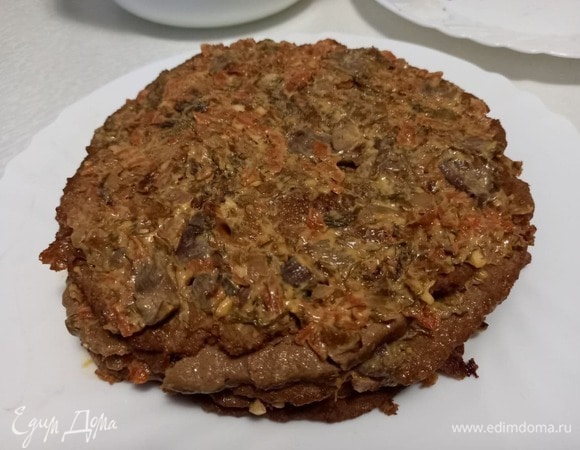 Все четыре коржа с начинкой расположены друг на друге.