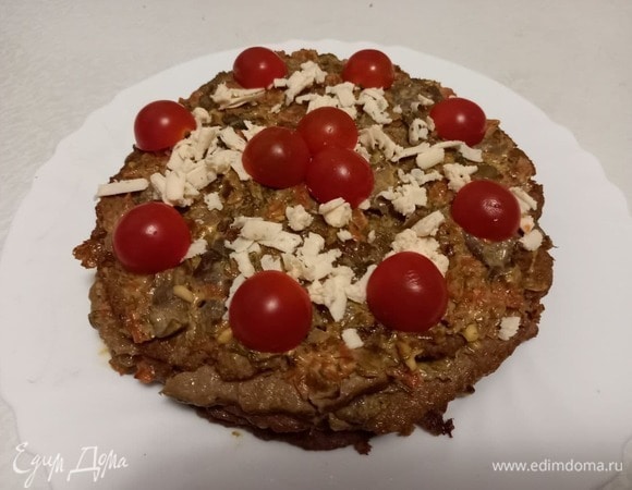 Осталось только украсить торт по вашему усмотрению. Помните, мы в начале убрали сырок в морозилку? Натираем его на терке и посыпаем торт. Можно использовать большее количество сыра или просто твердых сортов. Или не использовать сыр, а посыпать свежей зеленью, например. Также можно украсить свежими овощами. У меня для украшения под рукой оказались помидоры черри и плавленый сырок. Украшаем торт и убираем в холодильник на несколько часов.