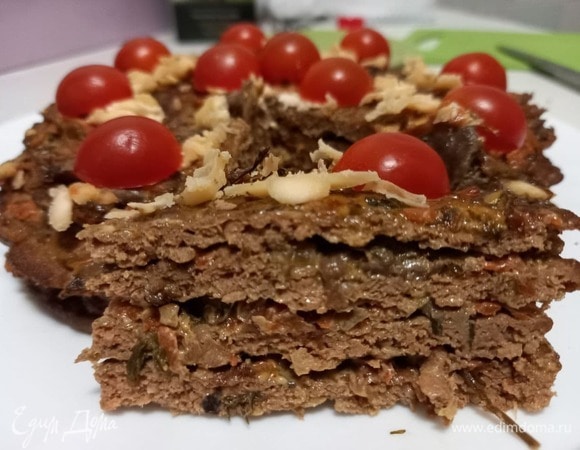 После пропитки достаем торт из холодильника и нарезаем. Подавать холодным!