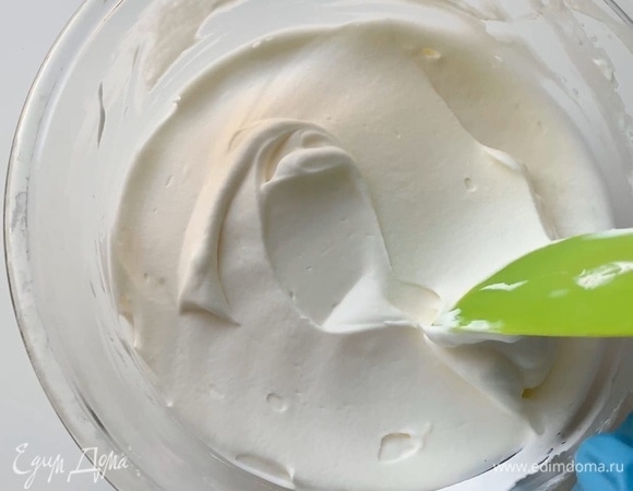 Постепенно добавляя сахарную пудру в 4–5 заходов (всего 100 г), взбейте до устойчивого состояния. На это потребуется 7–8 минут.