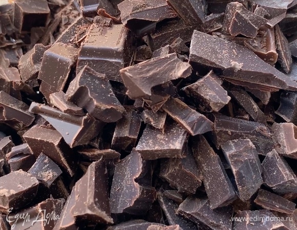 Шоколад порубите и растопите в микроволновке на мощности 600 Вт импульсами за 5 подходов по 30 секунд, каждый раз доставайте и перемешивайте.