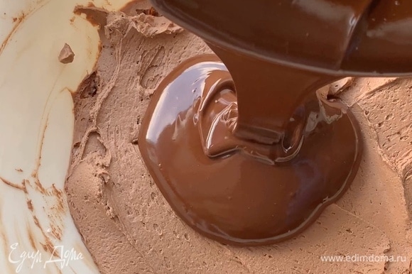 Влейте растопленный шоколад к творожной массе и быстро перемешайте.