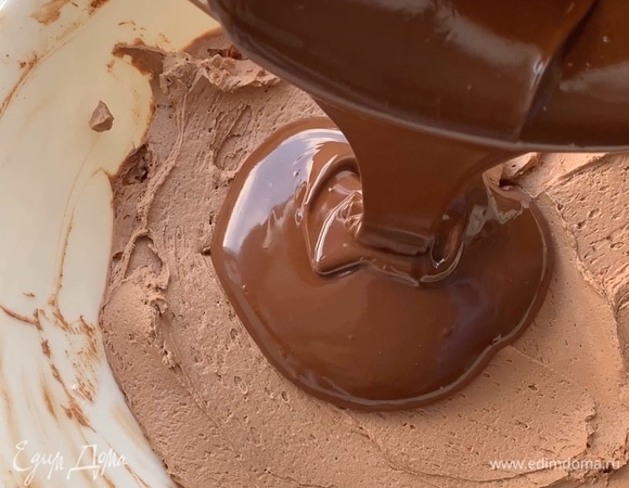 Влейте растопленный шоколад к творожной массе и быстро перемешайте.