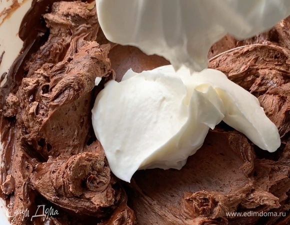 Затем добавьте взбитые сливки и еще раз перемешайте до однородности. Работайте быстро, так как шоколадная масса начнет затвердевать.
