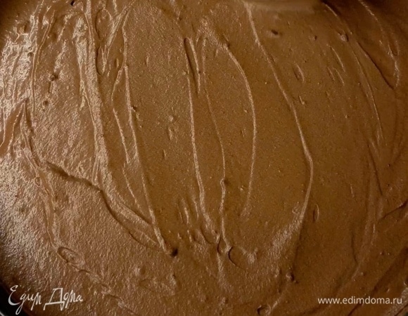 Переложите шоколадную начинку к основе, разровняйте лопаткой и поставьте на несколько часов в холодильник для стабилизации.