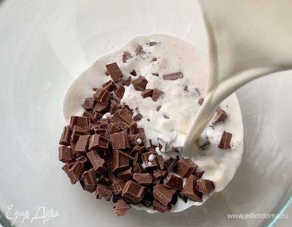 Готовим ганаш. Мелко порубите шоколад, сливки доведите до кипения, влейте к шоколаду и перемешайте.
