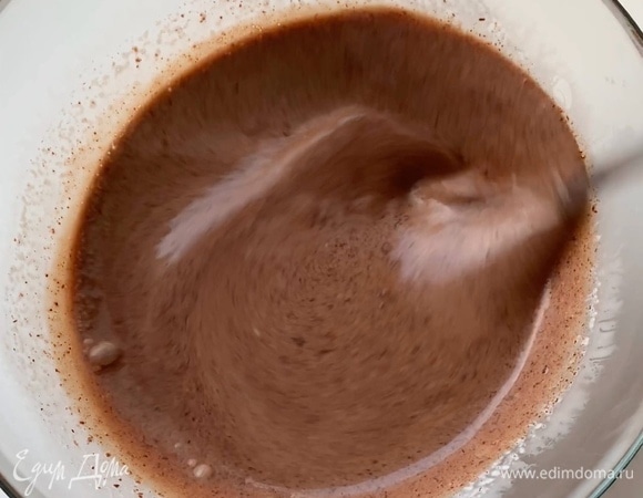 Для полного растворения шоколада нагрейте смесь в микроволновке на мощности 600 Вт импульсами за 3–4 подхода по 30 секунд, каждый раз доставайте и перемешивайте.