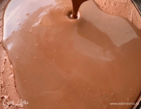 Вылейте ганаш на охлажденный чизкейк и поставьте в холодильник на пару часов/ночь для стабилизации.