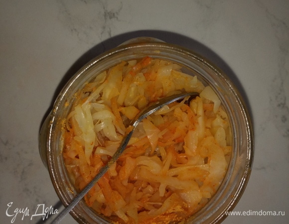 Примерно через 3 дня квашеную капусту вместе с образовавшимся соком перекладываем в другую чистую банку, удалив перец горошком и лавровый лист, пересыпая смесью из куркумы и перца. Лучше выкладывать 2/3 от объема — так легче смешивать.