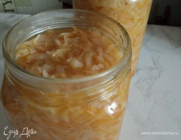 Накрываем крышкой, оставляем ферментироваться еще на 2 дня. За это время утром и вечером протыкаем бамбуковой палочкой капусту в нескольких местах.