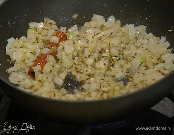 Разогреть в сковороде оливковое масло, выложить лук и чеснок, добавить фенхель, зиру, корицу и сванскую соль, все перемешать и обжарить.