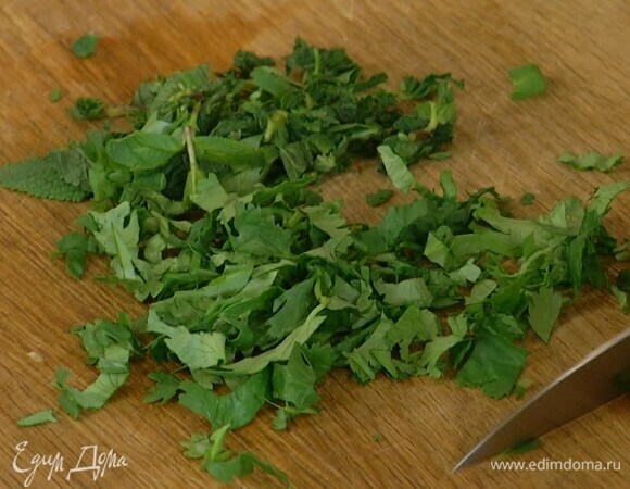 Мяту и кинзу мелко порезать.