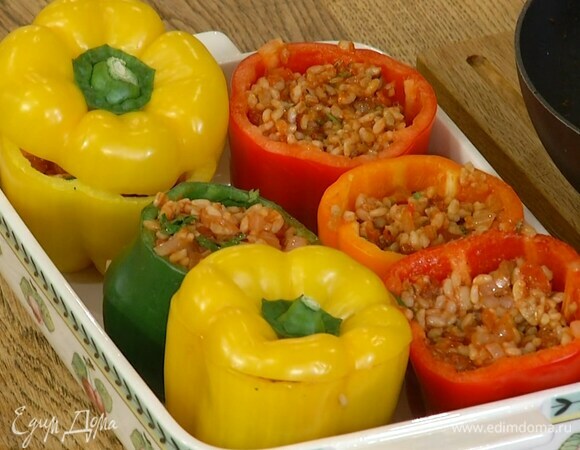 У сладкого перца срезать верхнюю часть с плодоножкой (крышечку), удалить семена, поместить перец в жаропрочную форму срезами вверх, наполнить начинкой и накрыть крышечками.